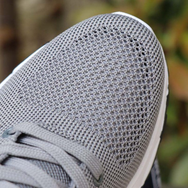 Férfi tornacipő hálóval és felirattal