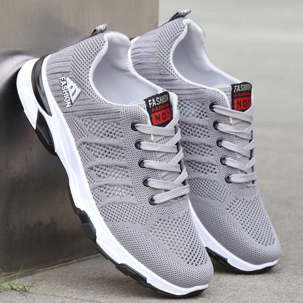 Őszi férfi tornacipő hálóval és felirattal a nyelven