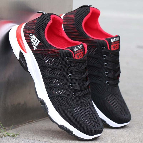 Őszi férfi tornacipő hálóval és felirattal a nyelven