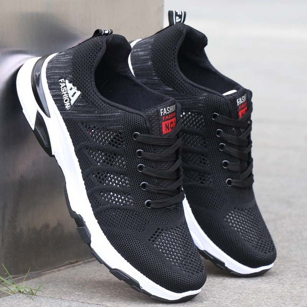 Őszi férfi tornacipő hálóval és felirattal a nyelven