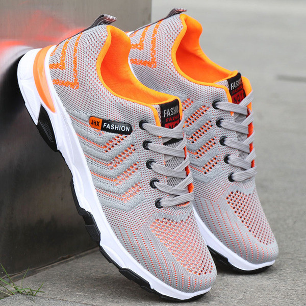 Őszi férfi tornacipő hálóval és felirattal a nyelven