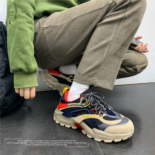 Férfi sportcipő durva talppal és fűzővel