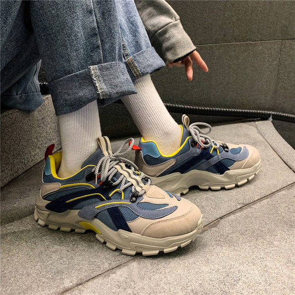 Férfi sportcipő durva talppal és fűzővel