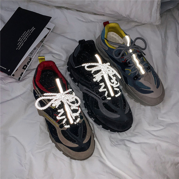 Férfi sportcipő durva talppal és fűzővel