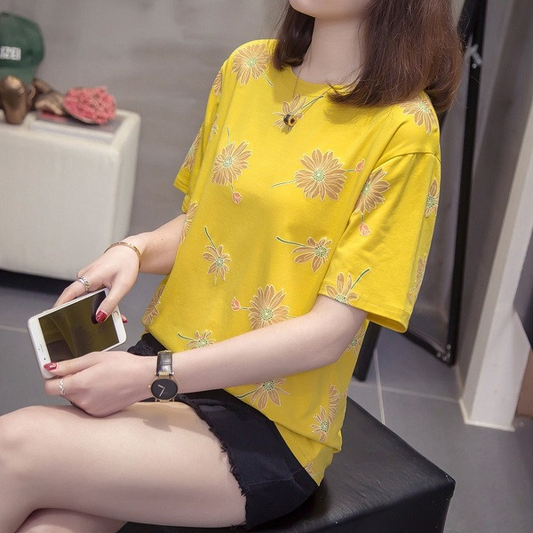 Női póló rövid ujjú fehér és sárga színben, virágmintával