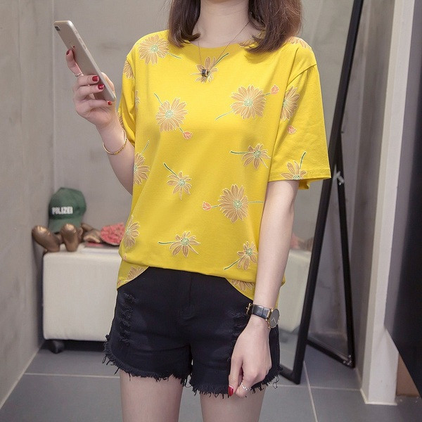 Női póló rövid ujjú fehér és sárga színben, virágmintával