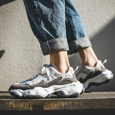 Aktuális férfi tornacipő durva talppal, két modellben