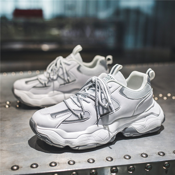 Aktuális férfi tornacipő durva talppal, két modellben