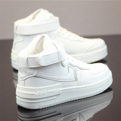 Alkalmi férfi tornacipő matricával és vastag talppal