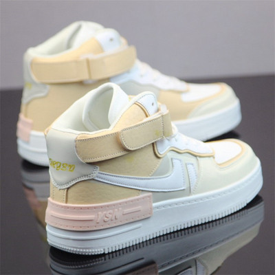 Alkalmi férfi tornacipő matricával és vastag talppal