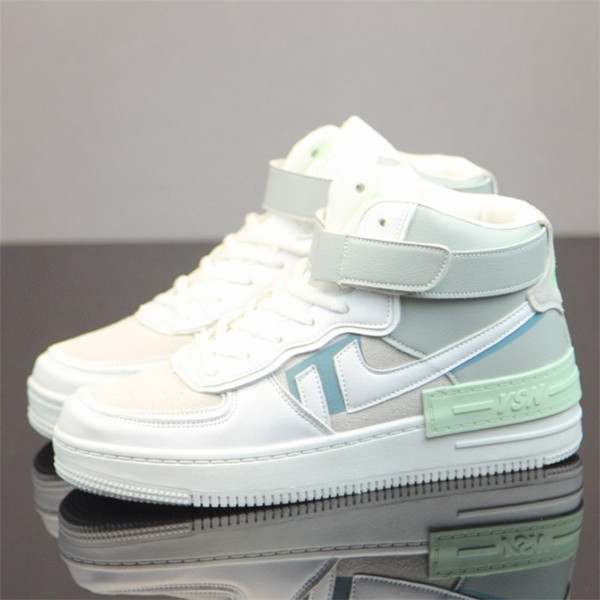 Alkalmi férfi tornacipő matricával és vastag talppal