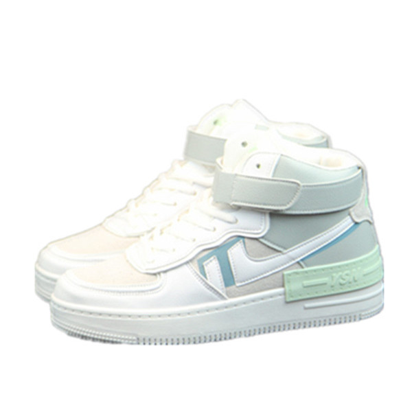 Alkalmi férfi tornacipő matricával és vastag talppal