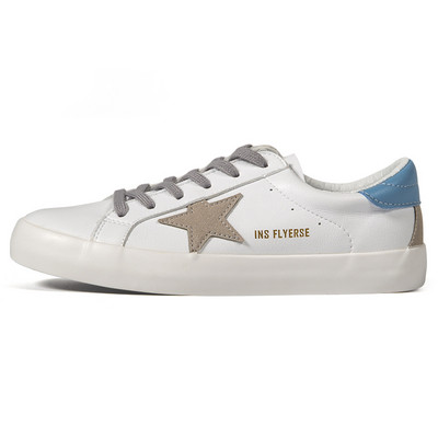 Férfi tornacipő új modellje fűzővel és lapos talppal - fehér színű