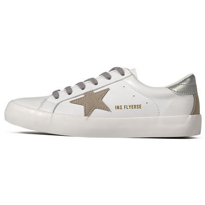 Férfi tornacipő új modellje fűzővel és lapos talppal - fehér színű