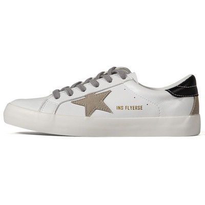 Férfi tornacipő új modellje fűzővel és lapos talppal - fehér színű