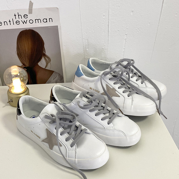 Férfi tornacipő új modellje fűzővel és lapos talppal - fehér színű