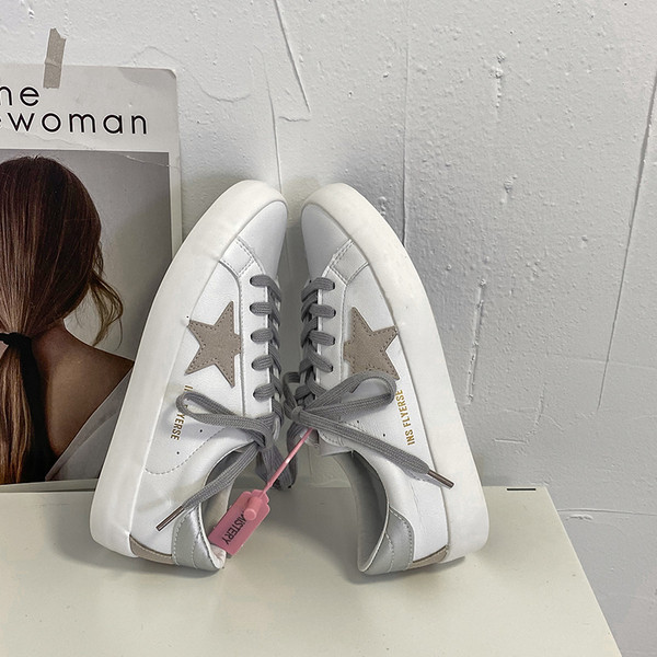 Férfi tornacipő új modellje fűzővel és lapos talppal - fehér színű