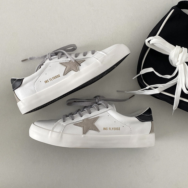 Férfi tornacipő új modellje fűzővel és lapos talppal - fehér színű