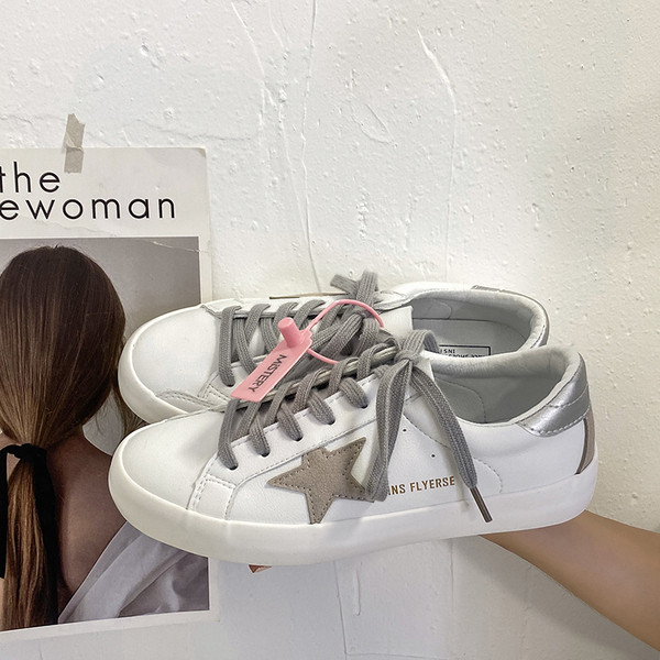 Férfi tornacipő új modellje fűzővel és lapos talppal - fehér színű