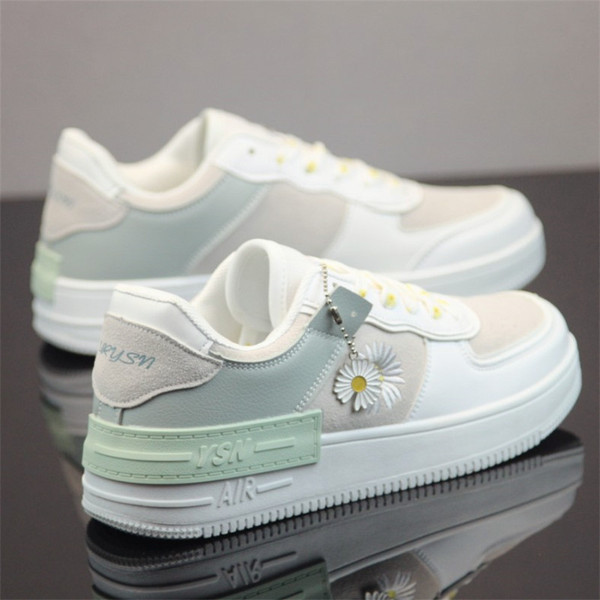 Öko bőrből készült fehér férfi tornacipő százszorszép hímzéssel