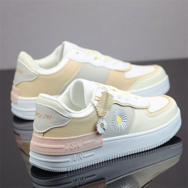 Öko bőrből készült fehér férfi tornacipő százszorszép hímzéssel