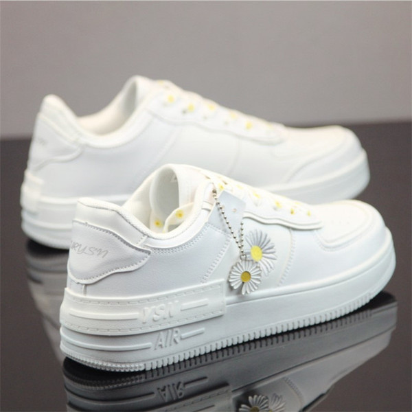 Öko bőrből készült fehér férfi tornacipő százszorszép hímzéssel