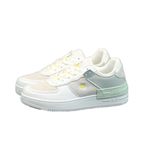 Öko bőrből készült fehér férfi tornacipő százszorszép hímzéssel