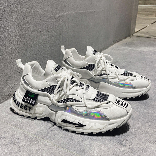 Férfi sportcipő durva talppal, fehér színben