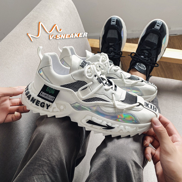 Férfi sportcipő durva talppal, fehér színben