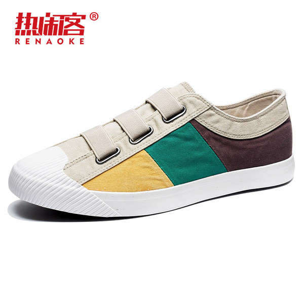 Színes, alkalmi férfi tornacipő matricákkal