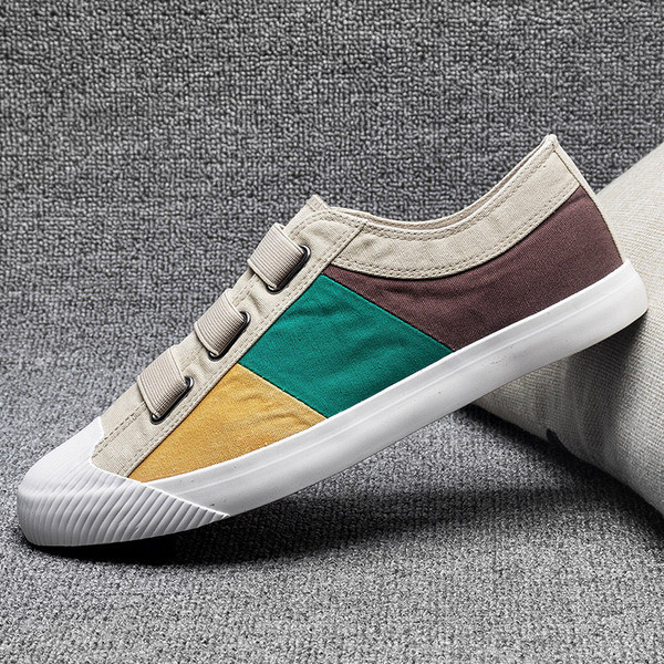 Színes, alkalmi férfi tornacipő matricákkal