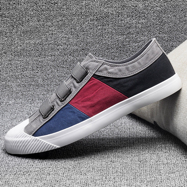 Színes, alkalmi férfi tornacipő matricákkal