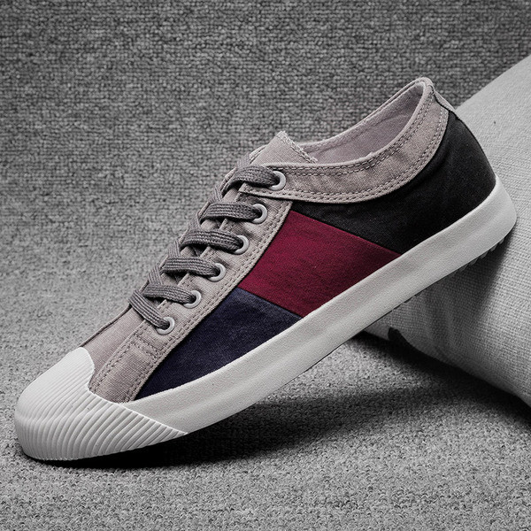 Színes, alkalmi férfi tornacipő matricákkal