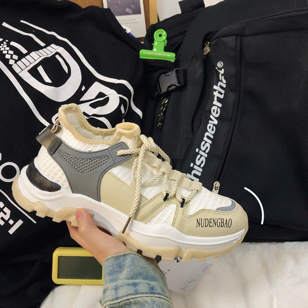 Férfi sportcipő - fűzővel és durva talppal