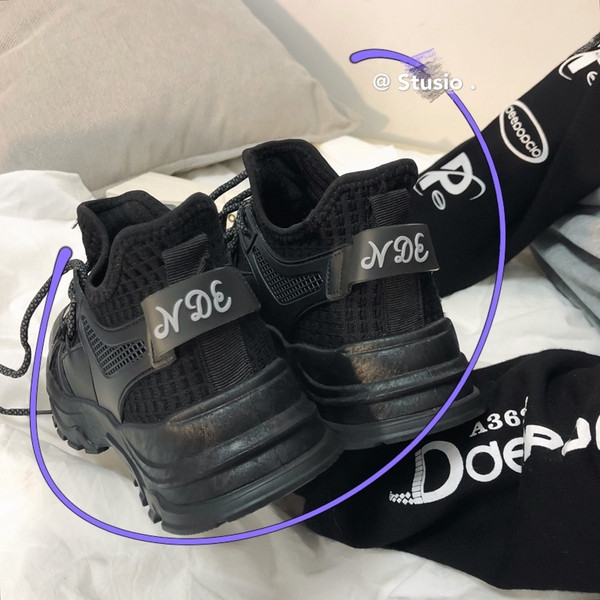 Férfi sportcipő - fűzővel és durva talppal