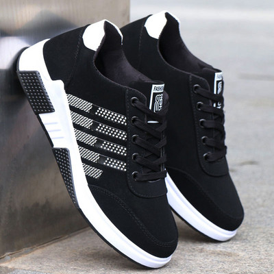 Férfi tornacipő felirattal, gumitalppal