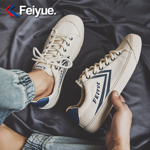 Alkalmi férfi tornacipő textilből, mintával