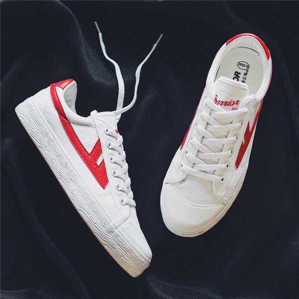 Alkalmi férfi tornacipő lapos talppal és fűzővel