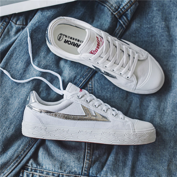 Alkalmi férfi tornacipő lapos talppal és fűzővel