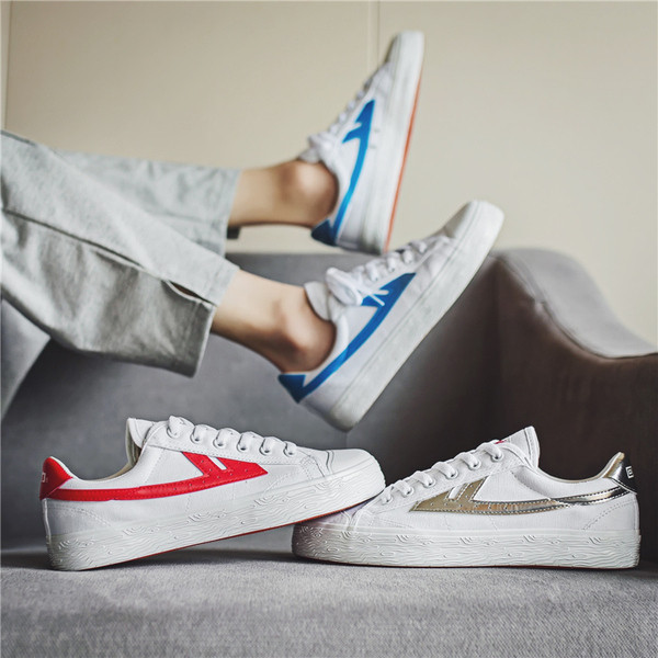 Alkalmi férfi tornacipő lapos talppal és fűzővel