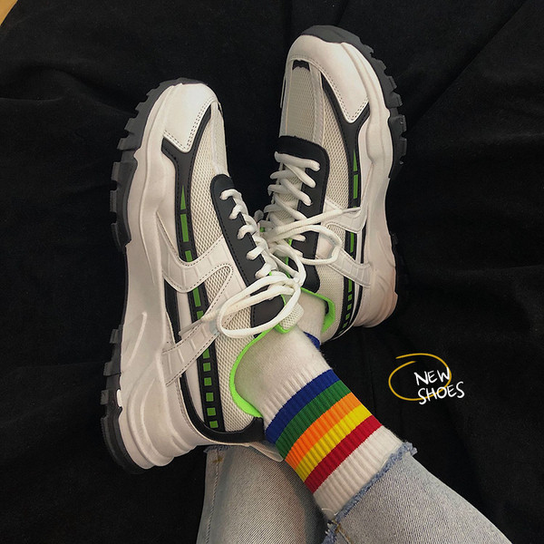 Modern férfi tornacipő - fűzővel és durva talppal