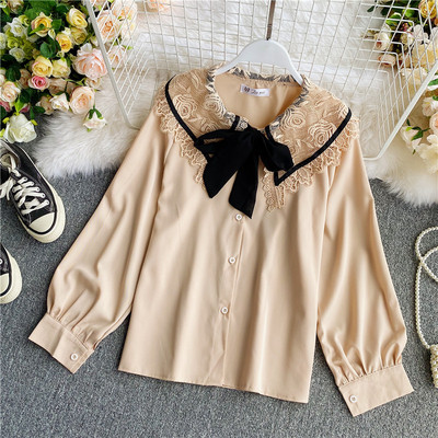 Stílusos női ing csipkével és gallérral szalaggal