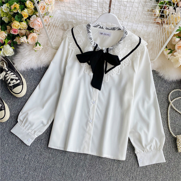 Stílusos női ing csipkével és gallérral szalaggal