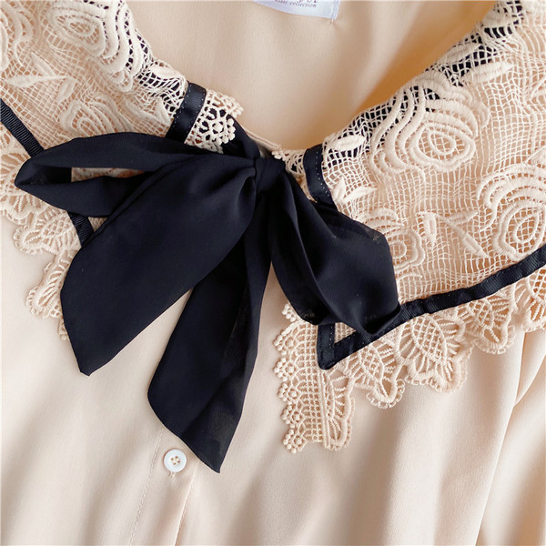Stílusos női ing csipkével és gallérral szalaggal