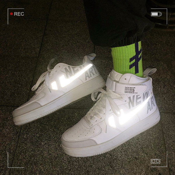 Férfi alkalmi tornacipő fűzővel és felirattal