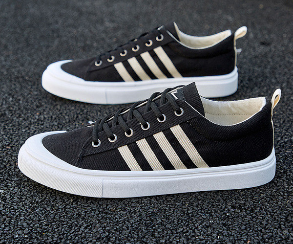 Alkalmi férfi tornacipő fehér szegéllyel