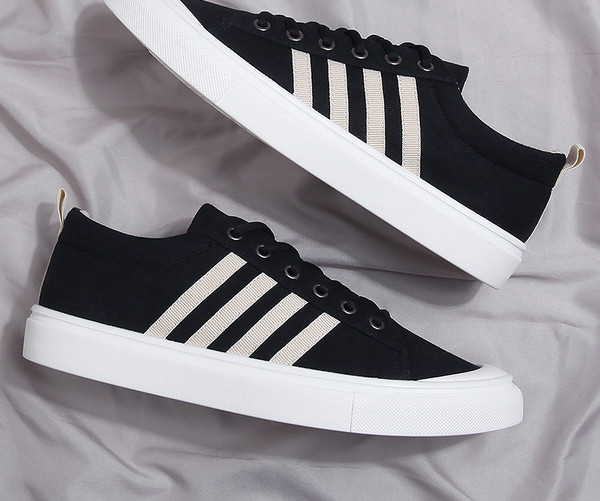 Alkalmi férfi tornacipő fehér szegéllyel