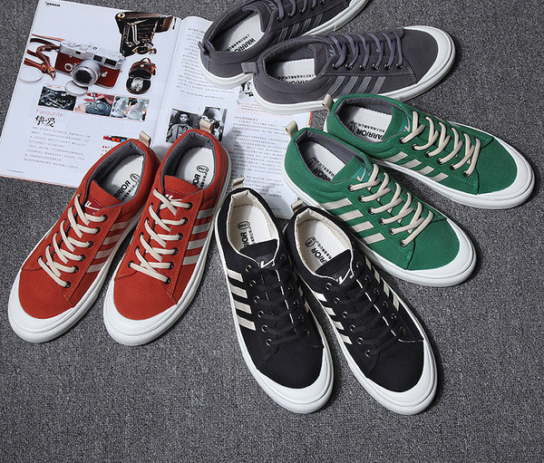 Alkalmi férfi tornacipő fehér szegéllyel