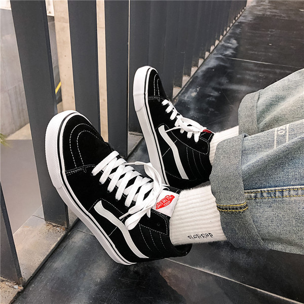 ÚJ modell magas férfi tornacipő megkötős sima modell