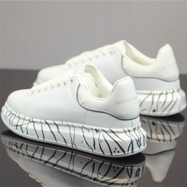 Alkalmi férfi tornacipő vastag talppal és fűzővel